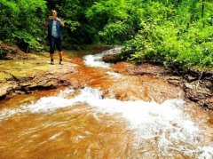 湖北利川发现罕见“红石溪”，长达2公里。