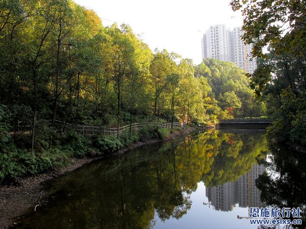 湖北恩施旅游的最佳体验:奔跑在凤凰山上